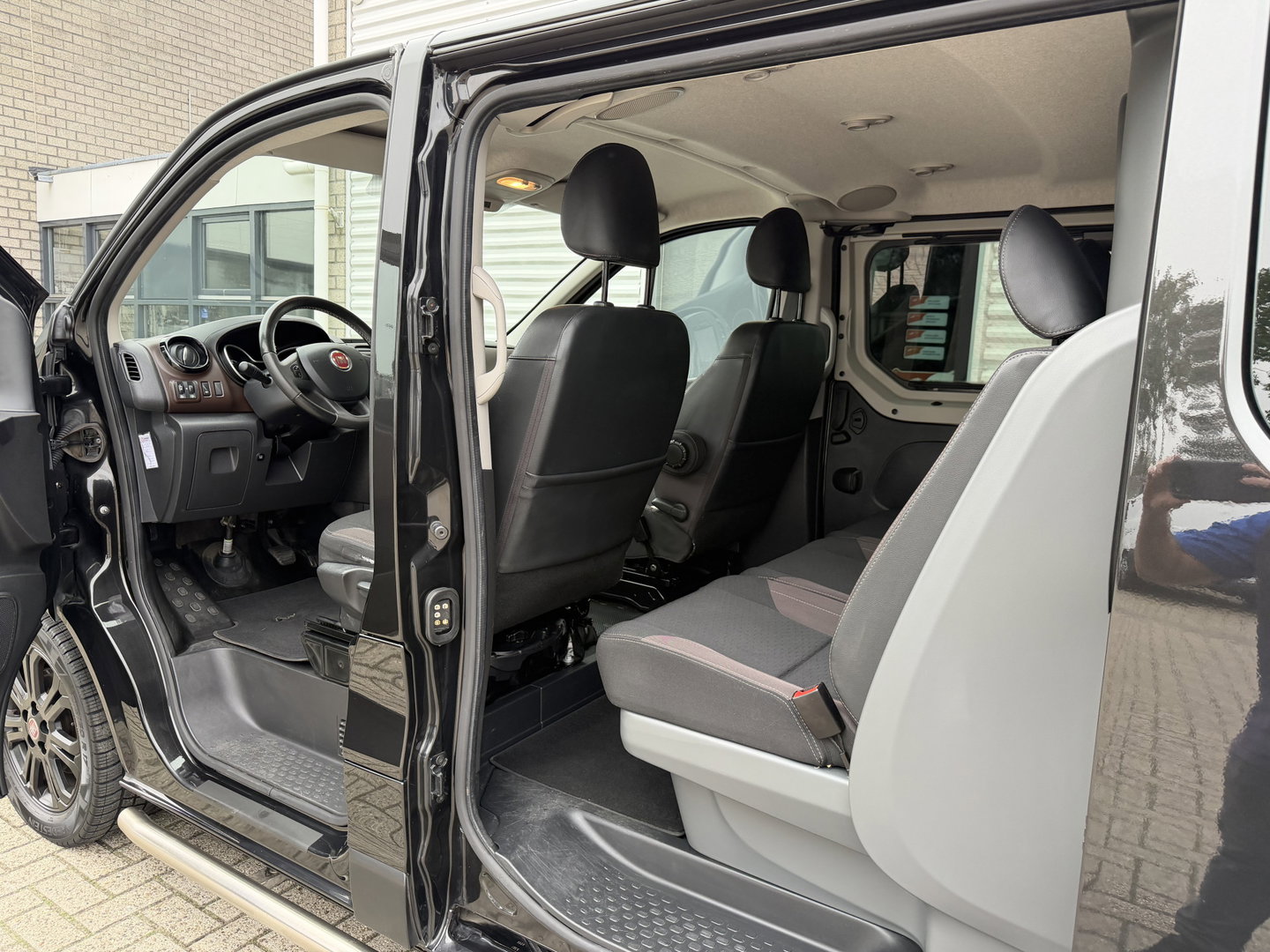 Fiat Talento 2.0 MultiJet automaat L2H1 SX DC 5 persoons / vaste prijs rijklaar € 19.950 ex btw / lease vanaf € 336 / zwart metallic / dubbele schuifdeur / trekhaak / airco / navi / camera !