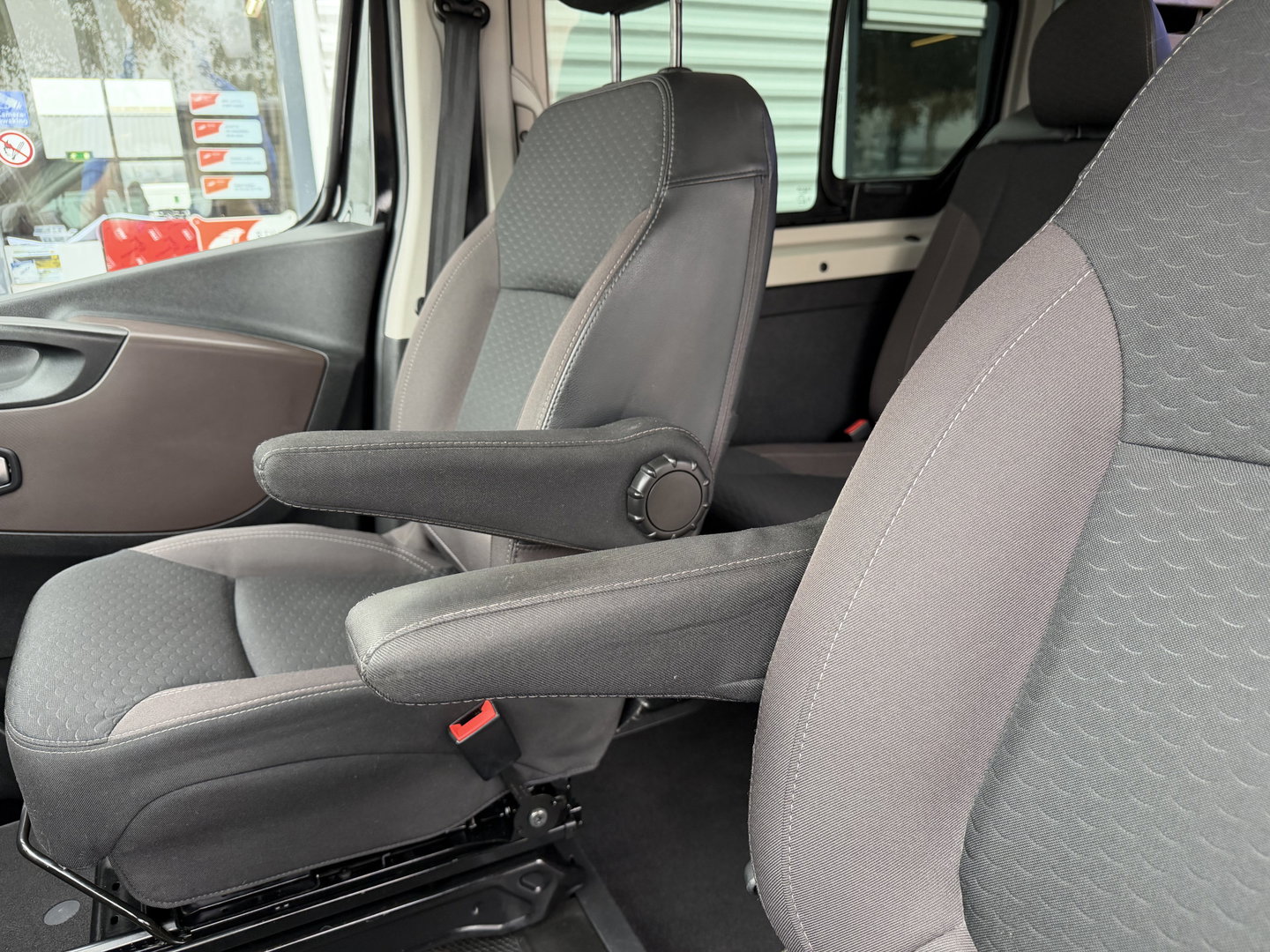 Fiat Talento 2.0 MultiJet automaat L2H1 SX DC 5 persoons / vaste prijs rijklaar € 19.950 ex btw / lease vanaf € 336 / zwart metallic / dubbele schuifdeur / trekhaak / airco / navi / camera !