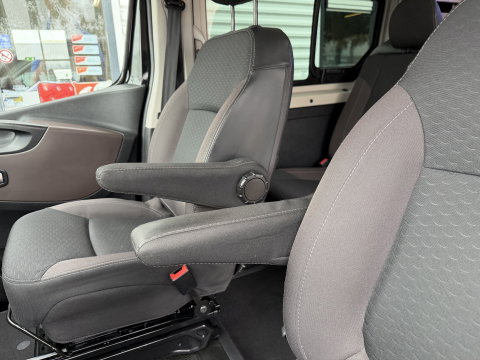 Fiat Talento 2.0 MultiJet automaat L2H1 SX DC 5 persoons / vaste prijs rijklaar € 19.950 ex btw / lease vanaf € 336 / zwart metallic / dubbele schuifdeur / trekhaak / airco / navi / camera !