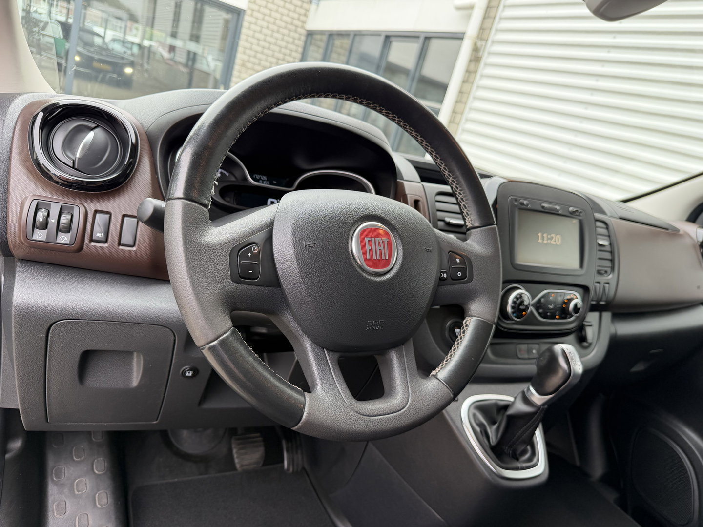Fiat Talento 2.0 MultiJet automaat L2H1 SX DC 5 persoons / vaste prijs rijklaar € 19.950 ex btw / lease vanaf € 336 / zwart metallic / dubbele schuifdeur / trekhaak / airco / navi / camera !