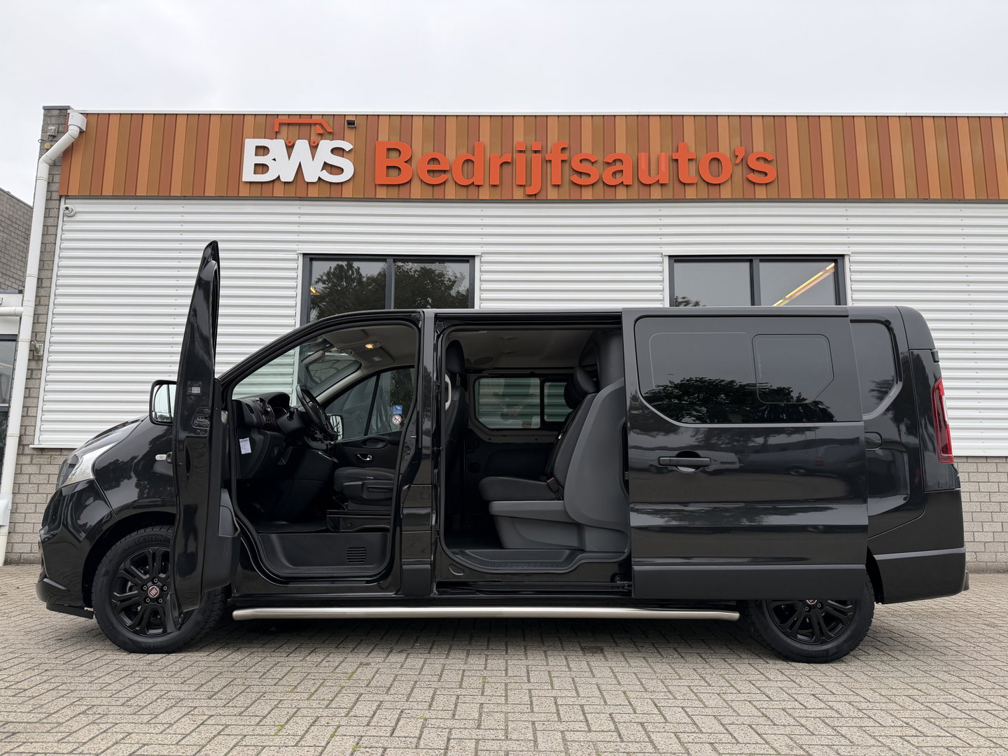 Fiat Talento 2.0 MultiJet automaat L2H1 SX DC 5 persoons / vaste prijs rijklaar € 19.950 ex btw / lease vanaf € 336 / zwart metallic / dubbele schuifdeur / trekhaak / airco / navi / camera !