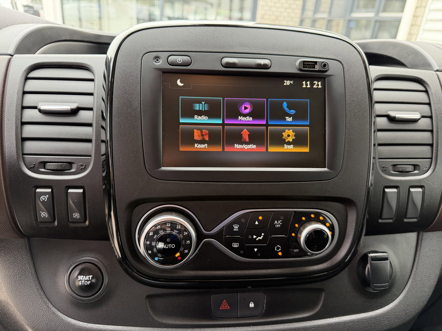 Fiat Talento 2.0 MultiJet automaat L2H1 SX DC 5 persoons / vaste prijs rijklaar € 19.950 ex btw / lease vanaf € 336 / zwart metallic / dubbele schuifdeur / trekhaak / airco / navi / camera !
