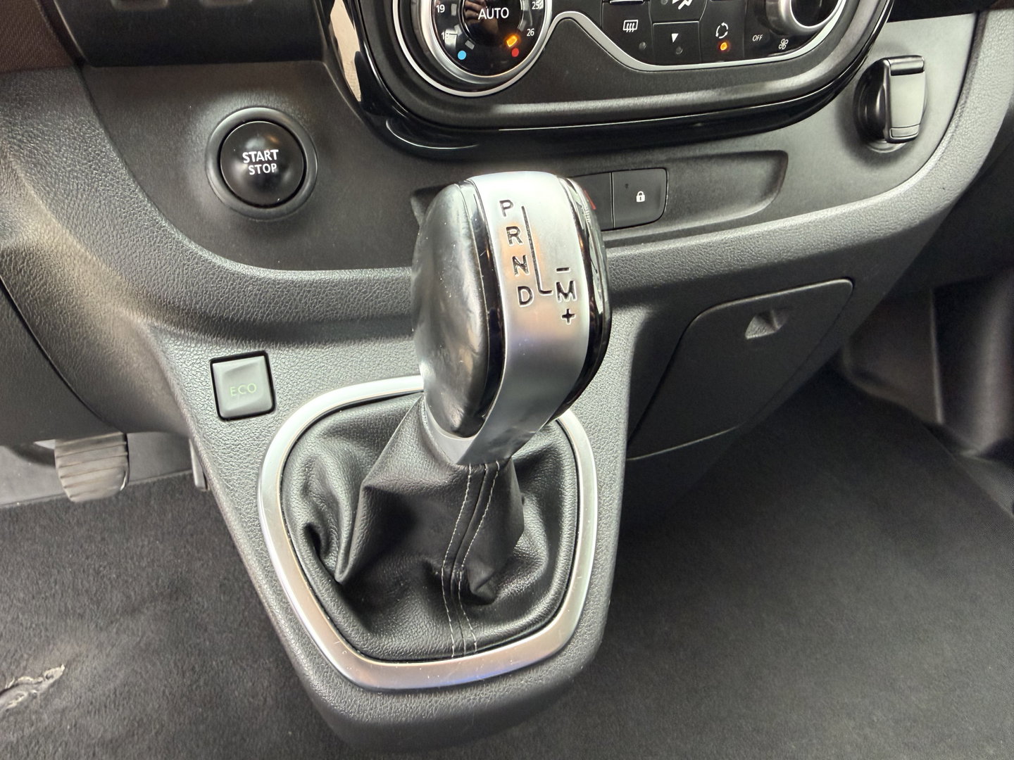 Fiat Talento 2.0 MultiJet automaat L2H1 SX DC 5 persoons / vaste prijs rijklaar € 19.950 ex btw / lease vanaf € 336 / zwart metallic / dubbele schuifdeur / trekhaak / airco / navi / camera !