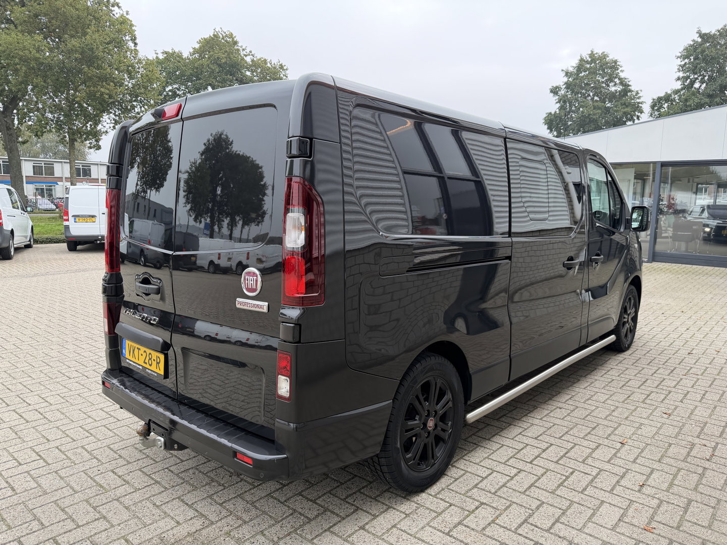 Fiat Talento 2.0 MultiJet automaat L2H1 SX DC 5 persoons / vaste prijs rijklaar € 19.950 ex btw / lease vanaf € 336 / zwart metallic / dubbele schuifdeur / trekhaak / airco / navi / camera !