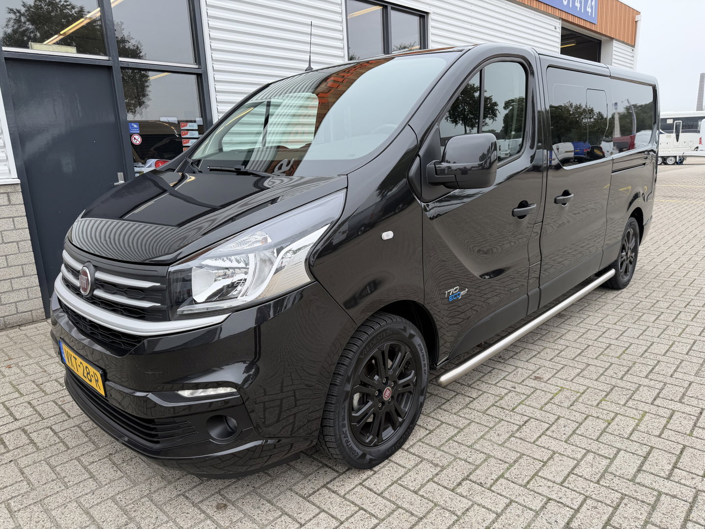 Fiat Talento 2.0 MultiJet automaat L2H1 SX DC 5 persoons / vaste prijs rijklaar € 19.950 ex btw / lease vanaf € 336 / zwart metallic / dubbele schuifdeur / trekhaak / airco / navi / camera !