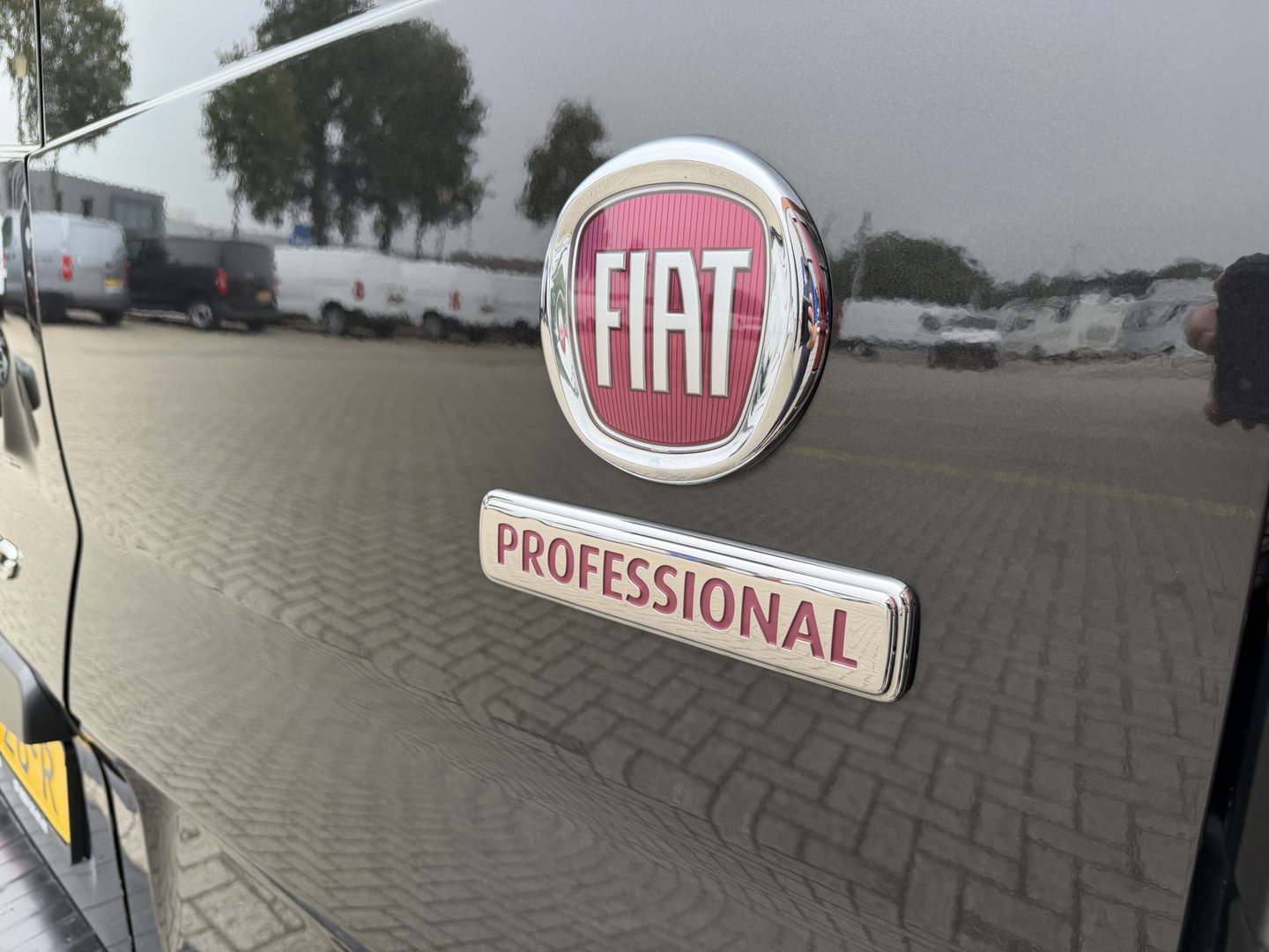 Fiat Talento 2.0 MultiJet automaat L2H1 SX DC 5 persoons / vaste prijs rijklaar € 19.950 ex btw / lease vanaf € 336 / zwart metallic / dubbele schuifdeur / trekhaak / airco / navi / camera !