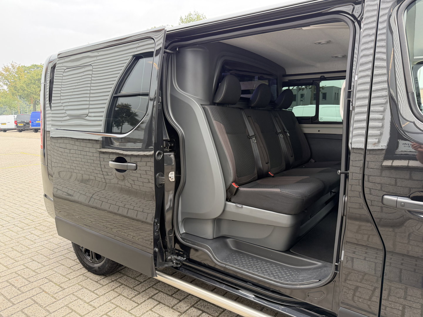 Fiat Talento 2.0 MultiJet automaat L2H1 SX DC 5 persoons / vaste prijs rijklaar € 19.950 ex btw / lease vanaf € 336 / zwart metallic / dubbele schuifdeur / trekhaak / airco / navi / camera !
