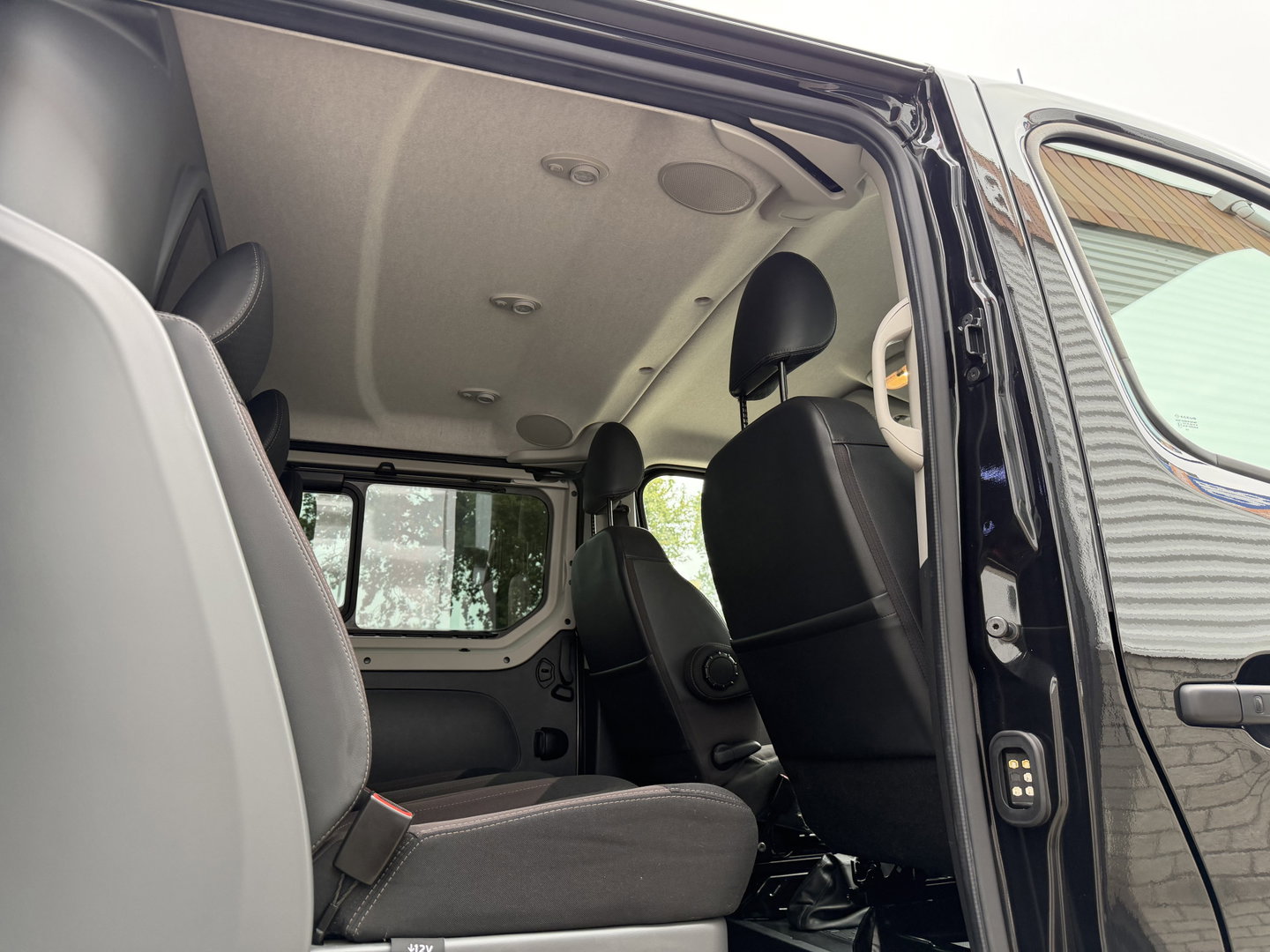 Fiat Talento 2.0 MultiJet automaat L2H1 SX DC 5 persoons / vaste prijs rijklaar € 19.950 ex btw / lease vanaf € 336 / zwart metallic / dubbele schuifdeur / trekhaak / airco / navi / camera !