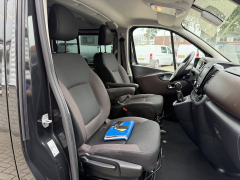 Fiat Talento 2.0 MultiJet automaat L2H1 SX DC 5 persoons / vaste prijs rijklaar € 19.950 ex btw / lease vanaf € 336 / zwart metallic / dubbele schuifdeur / trekhaak / airco / navi / camera !