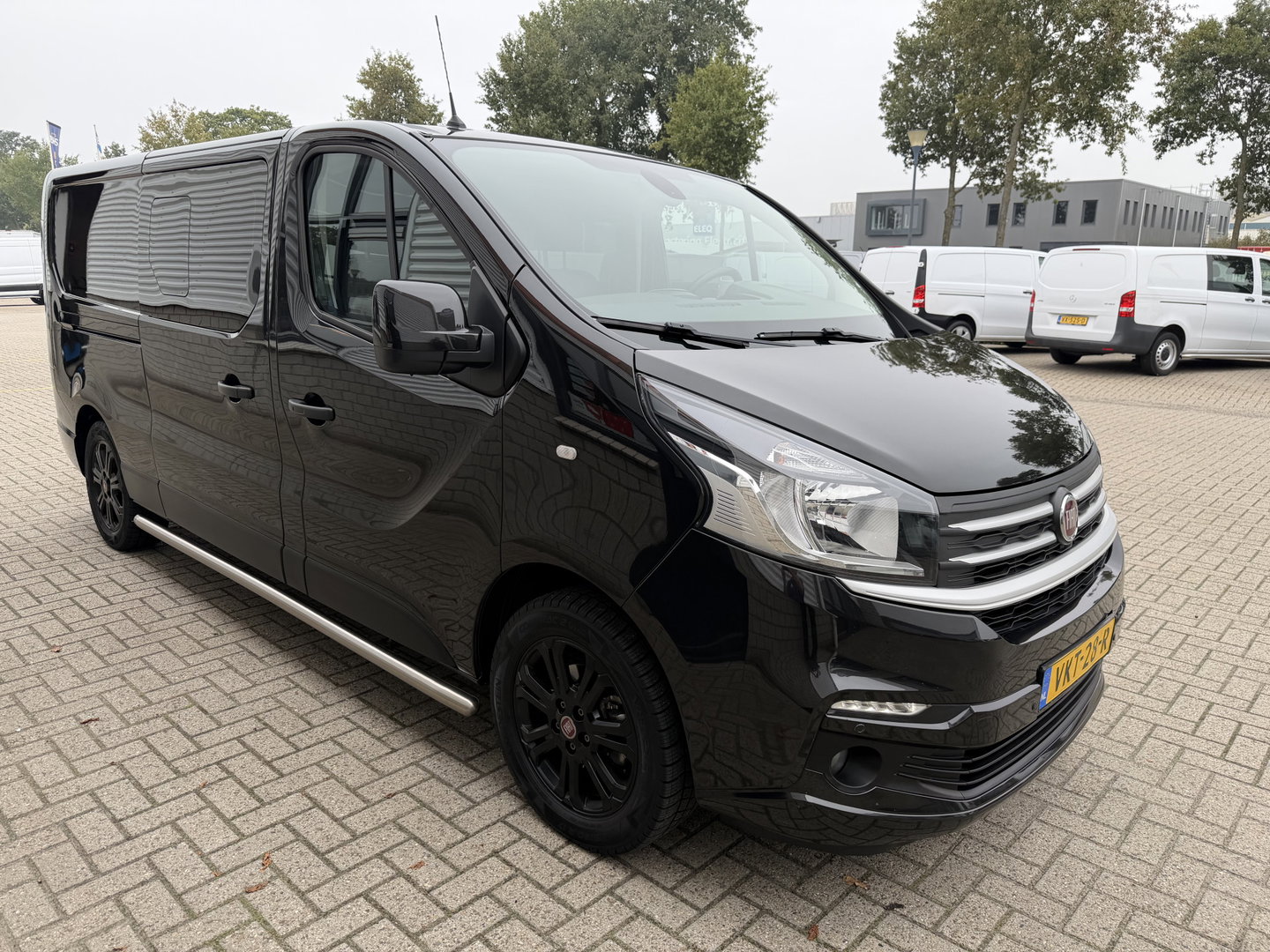 Fiat Talento 2.0 MultiJet automaat L2H1 SX DC 5 persoons / vaste prijs rijklaar € 19.950 ex btw / lease vanaf € 336 / zwart metallic / dubbele schuifdeur / trekhaak / airco / navi / camera !