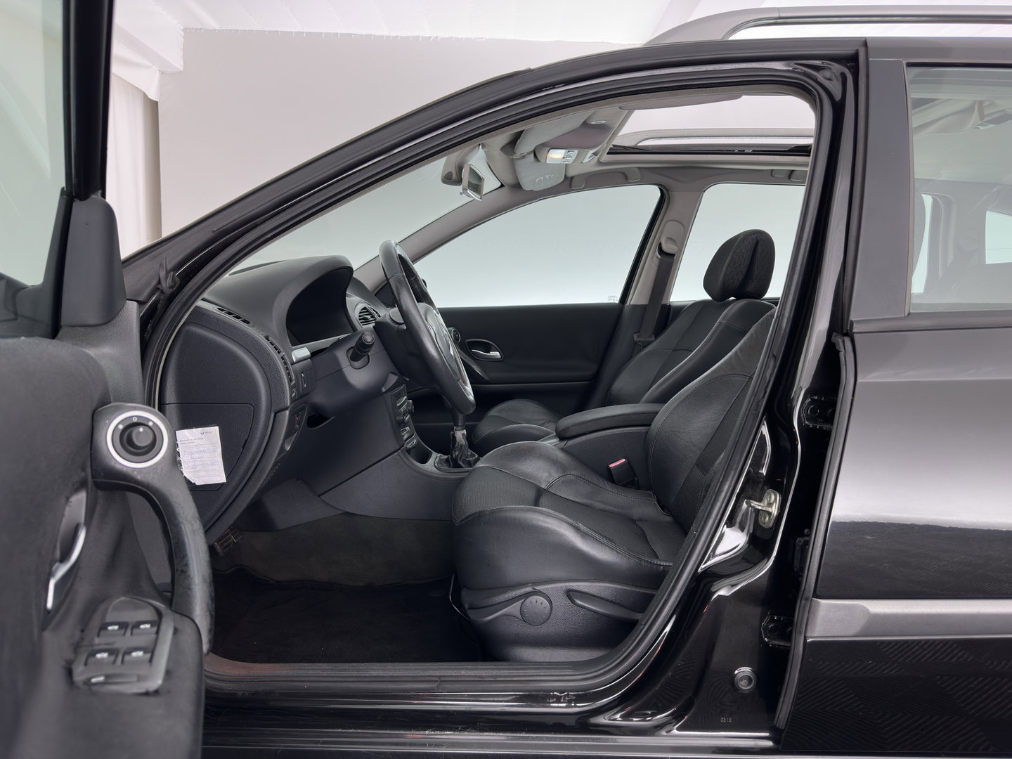 Renault Laguna Grand Tour 2.0-16V Privilège ( Phase II-Facelift ) Aut. *PANO | LEATHER-FABRIC | SPORTSEATS | NAVI-FULLMAP | CABASSE-AUDITORIUM | ECC | CRUISE | TOWBAR | 17''ALU*