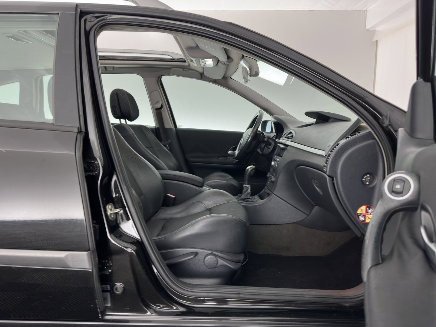 Renault Laguna Grand Tour 2.0-16V Privilège ( Phase II-Facelift ) Aut. *PANO | LEATHER-FABRIC | SPORTSEATS | NAVI-FULLMAP | CABASSE-AUDITORIUM | ECC | CRUISE | TOWBAR | 17''ALU*