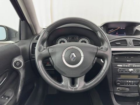 Renault Laguna Grand Tour 2.0-16V Privilège ( Phase II-Facelift ) Aut. *PANO | LEATHER-FABRIC | SPORTSEATS | NAVI-FULLMAP | CABASSE-AUDITORIUM | ECC | CRUISE | TOWBAR | 17''ALU*