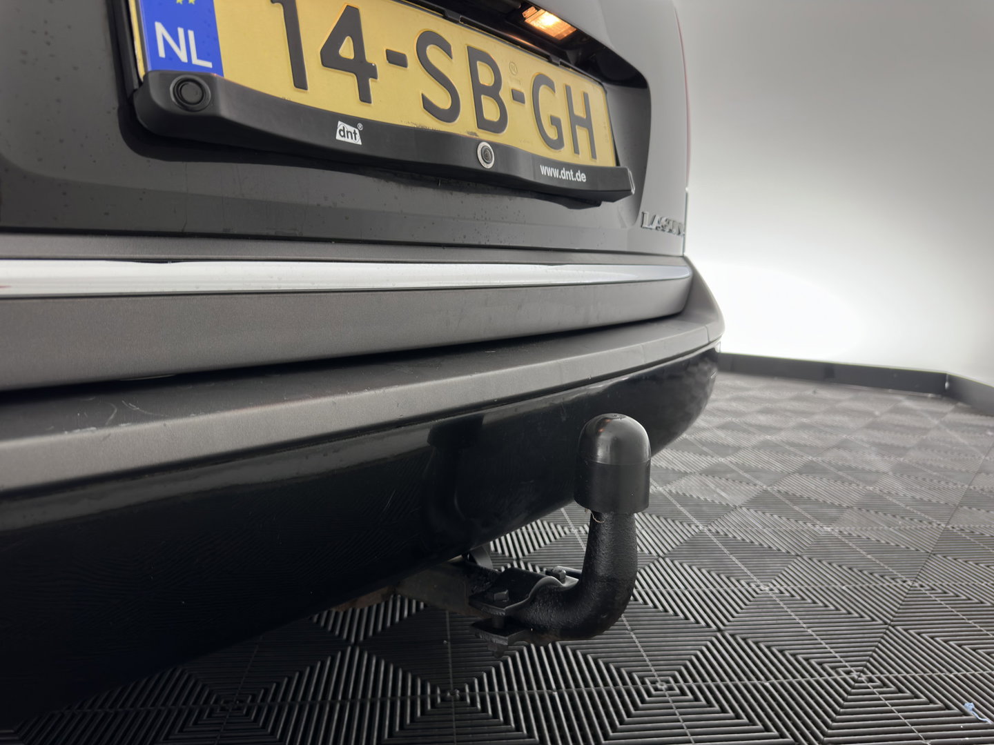 Renault Laguna Grand Tour 2.0-16V Privilège ( Phase II-Facelift ) Aut. *PANO | LEATHER-FABRIC | SPORTSEATS | NAVI-FULLMAP | CABASSE-AUDITORIUM | ECC | CRUISE | TOWBAR | 17''ALU*