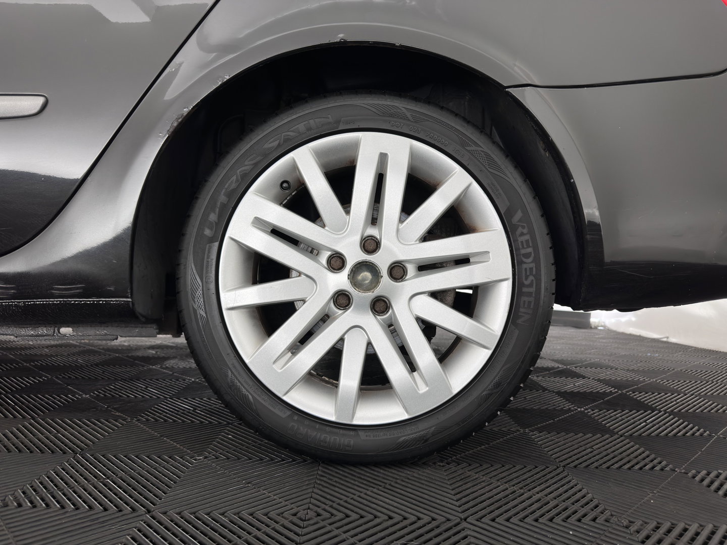 Renault Laguna Grand Tour 2.0-16V Privilège ( Phase II-Facelift ) Aut. *PANO | LEATHER-FABRIC | SPORTSEATS | NAVI-FULLMAP | CABASSE-AUDITORIUM | ECC | CRUISE | TOWBAR | 17''ALU*