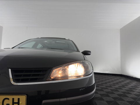 Renault Laguna Grand Tour 2.0-16V Privilège ( Phase II-Facelift ) Aut. *PANO | LEATHER-FABRIC | SPORTSEATS | NAVI-FULLMAP | CABASSE-AUDITORIUM | ECC | CRUISE | TOWBAR | 17''ALU*