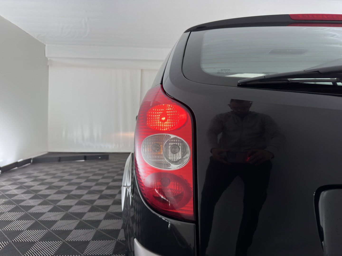 Renault Laguna Grand Tour 2.0-16V Privilège ( Phase II-Facelift ) Aut. *PANO | LEATHER-FABRIC | SPORTSEATS | NAVI-FULLMAP | CABASSE-AUDITORIUM | ECC | CRUISE | TOWBAR | 17''ALU*