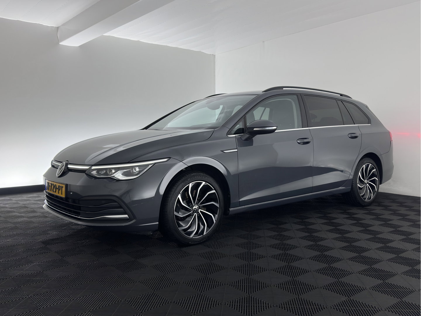 Volkswagen Golf Variant 2.0 TDI R-Line Business *(INCL. BTW) *AUT | PANO | MICROFIBRE | ADAPTIVE-CRUISE | DIGI-COCKPIT | HEATED-SPORTSEATS | PRIVACY-GLASS | NAVI-FULLMAP | ECC | PDC | 17''ALU*