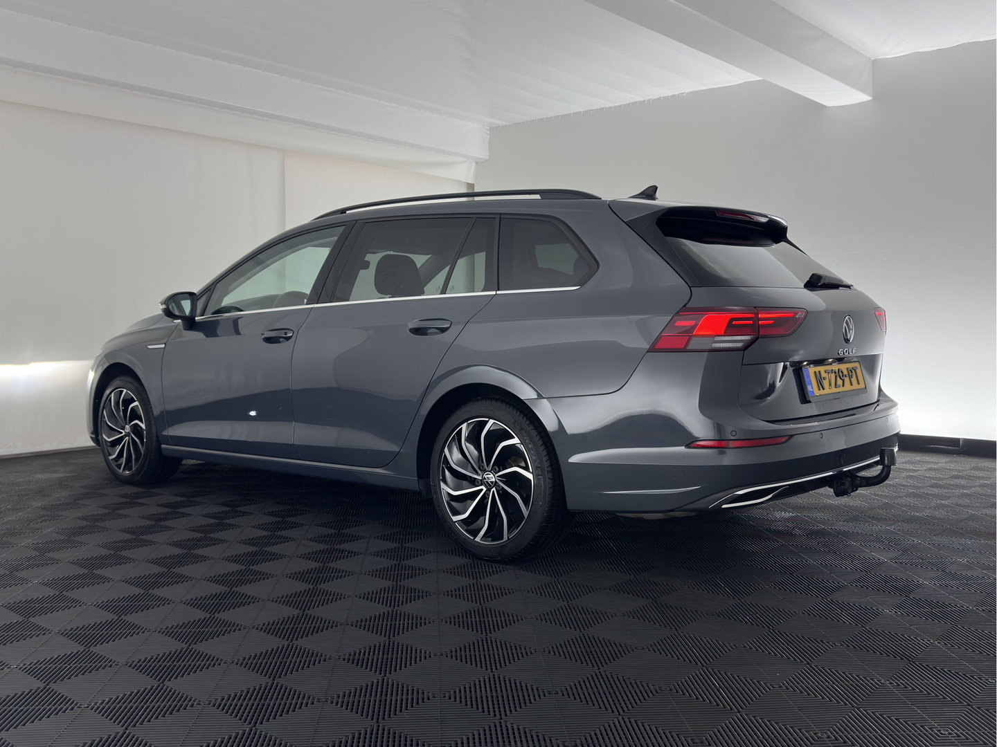 Volkswagen Golf Variant 2.0 TDI R-Line Business *(INCL. BTW) *AUT | PANO | MICROFIBRE | ADAPTIVE-CRUISE | DIGI-COCKPIT | HEATED-SPORTSEATS | PRIVACY-GLASS | NAVI-FULLMAP | ECC | PDC | 17''ALU*