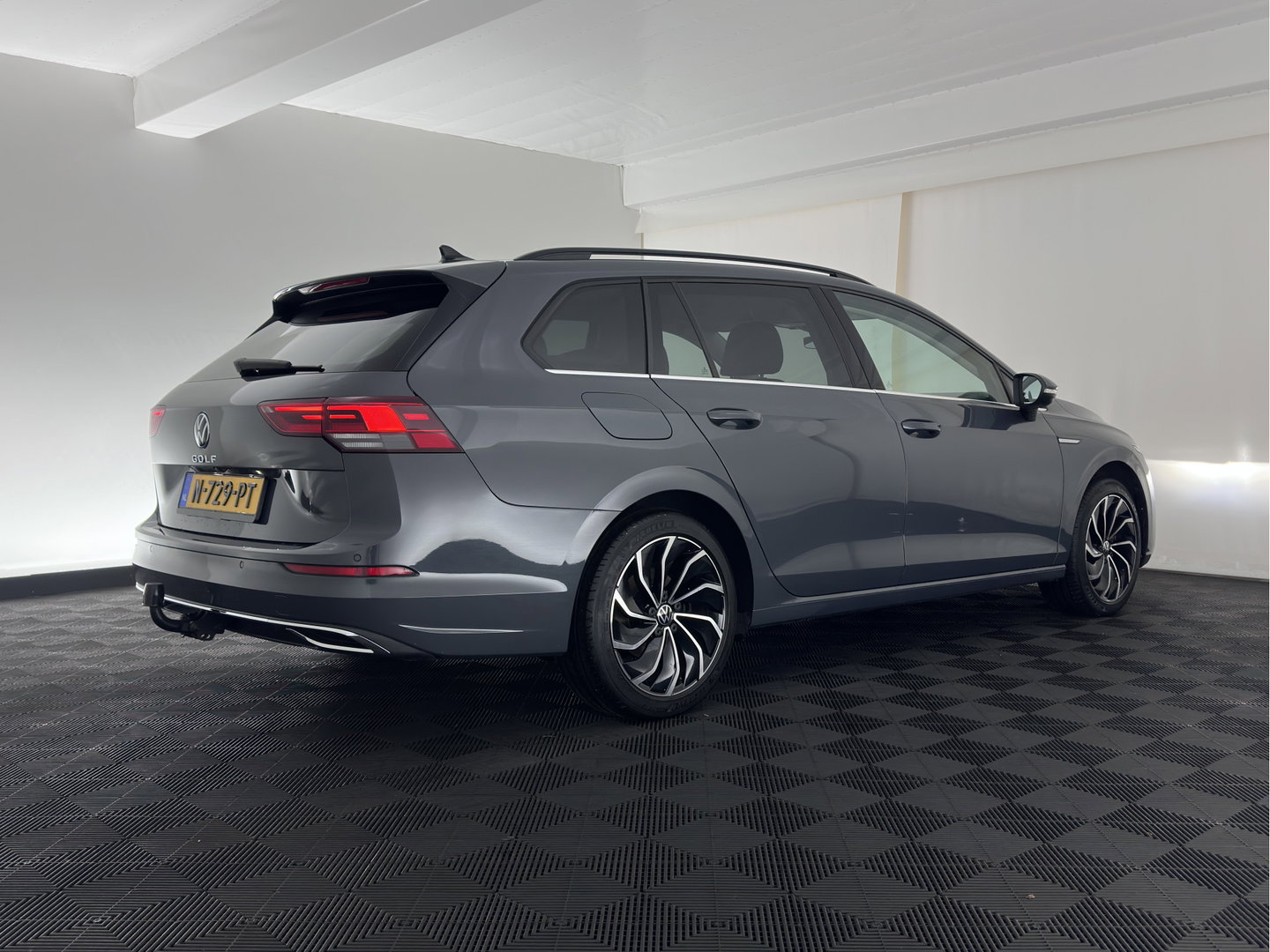 Volkswagen Golf Variant 2.0 TDI R-Line Business *(INCL. BTW) *AUT | PANO | MICROFIBRE | ADAPTIVE-CRUISE | DIGI-COCKPIT | HEATED-SPORTSEATS | PRIVACY-GLASS | NAVI-FULLMAP | ECC | PDC | 17''ALU*