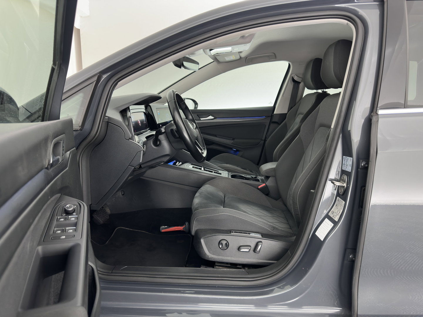 Volkswagen Golf Variant 2.0 TDI R-Line Business *(INCL. BTW) *AUT | PANO | MICROFIBRE | ADAPTIVE-CRUISE | DIGI-COCKPIT | HEATED-SPORTSEATS | PRIVACY-GLASS | NAVI-FULLMAP | ECC | PDC | 17''ALU*