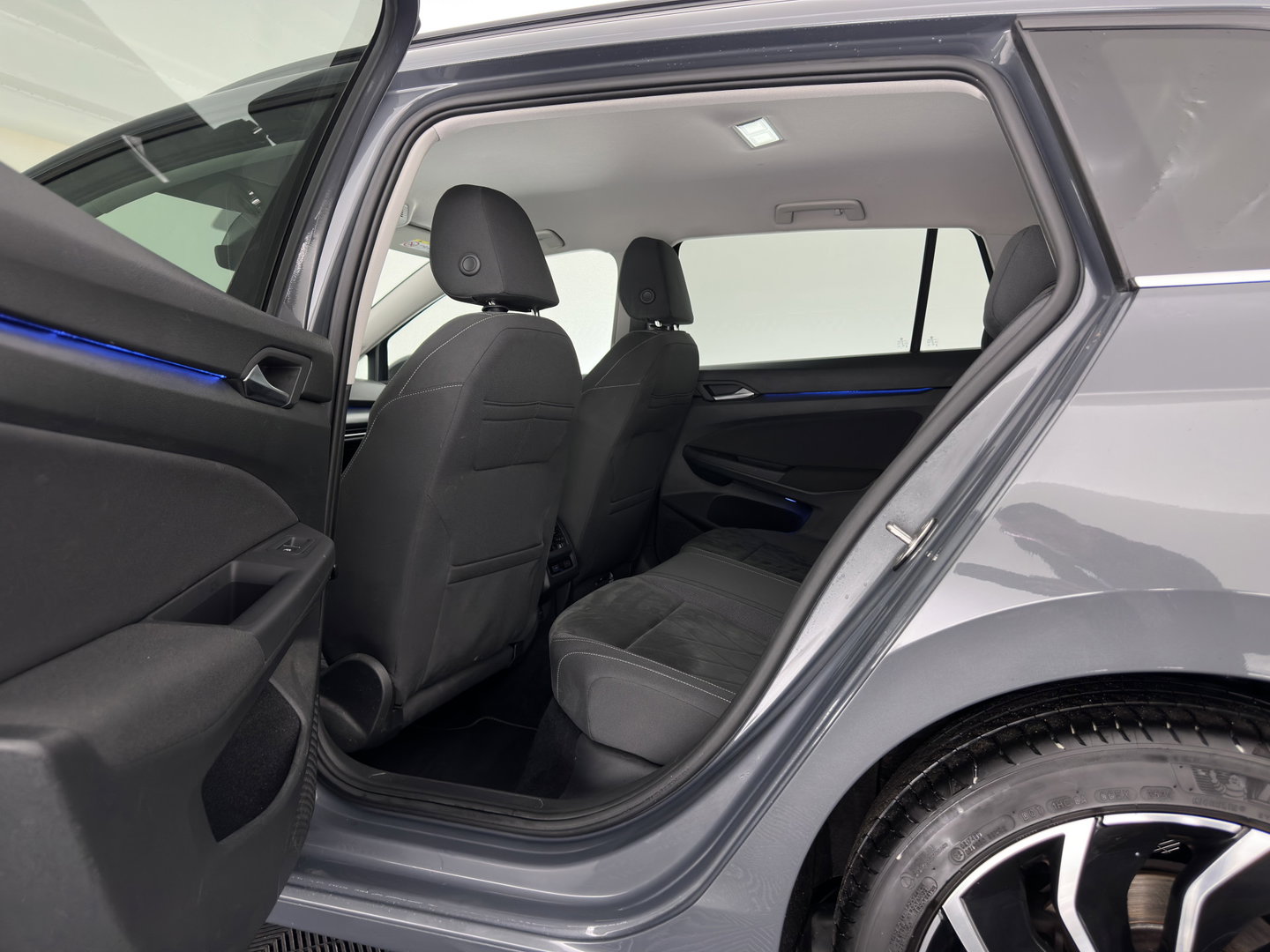 Volkswagen Golf Variant 2.0 TDI R-Line Business *(INCL. BTW) *AUT | PANO | MICROFIBRE | ADAPTIVE-CRUISE | DIGI-COCKPIT | HEATED-SPORTSEATS | PRIVACY-GLASS | NAVI-FULLMAP | ECC | PDC | 17''ALU*