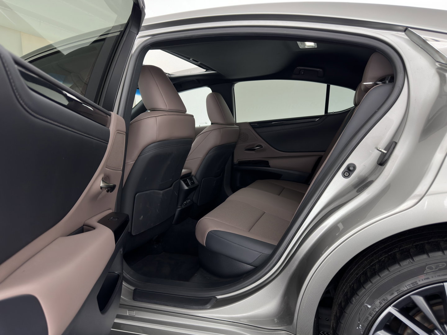 Lexus ES 300h Business Line (INCL-BTW) Aut. *PANO | LEATHER | FULL-LED | ADAPTIVE-CRUISE | BLINDSPOT | KEYLESS | CAMERA | HEATED-COMFORTSEATS | NAVI-FULLMAP | PRIVACY-GLASS | DAB | DIGI-COCKPIT | SHIFTPADDLES | ECC | PD