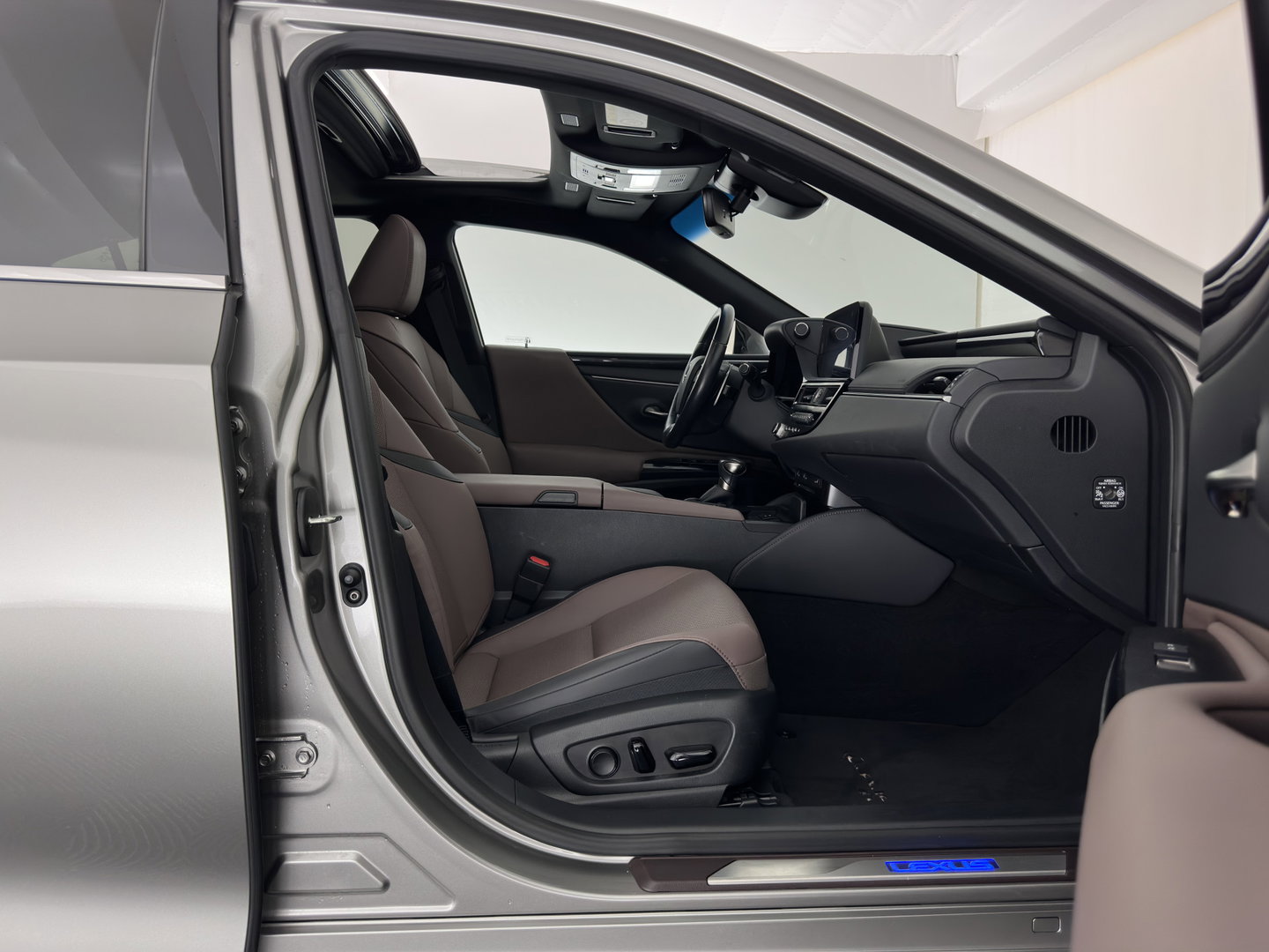 Lexus ES 300h Business Line (INCL-BTW) Aut. *PANO | LEATHER | FULL-LED | ADAPTIVE-CRUISE | BLINDSPOT | KEYLESS | CAMERA | HEATED-COMFORTSEATS | NAVI-FULLMAP | PRIVACY-GLASS | DAB | DIGI-COCKPIT | SHIFTPADDLES | ECC | PD