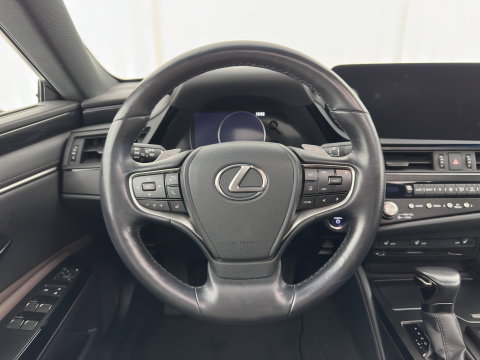 Lexus ES 300h Business Line (INCL-BTW) Aut. *PANO | LEATHER | FULL-LED | ADAPTIVE-CRUISE | BLINDSPOT | KEYLESS | CAMERA | HEATED-COMFORTSEATS | NAVI-FULLMAP | PRIVACY-GLASS | DAB | DIGI-COCKPIT | SHIFTPADDLES | ECC | PD