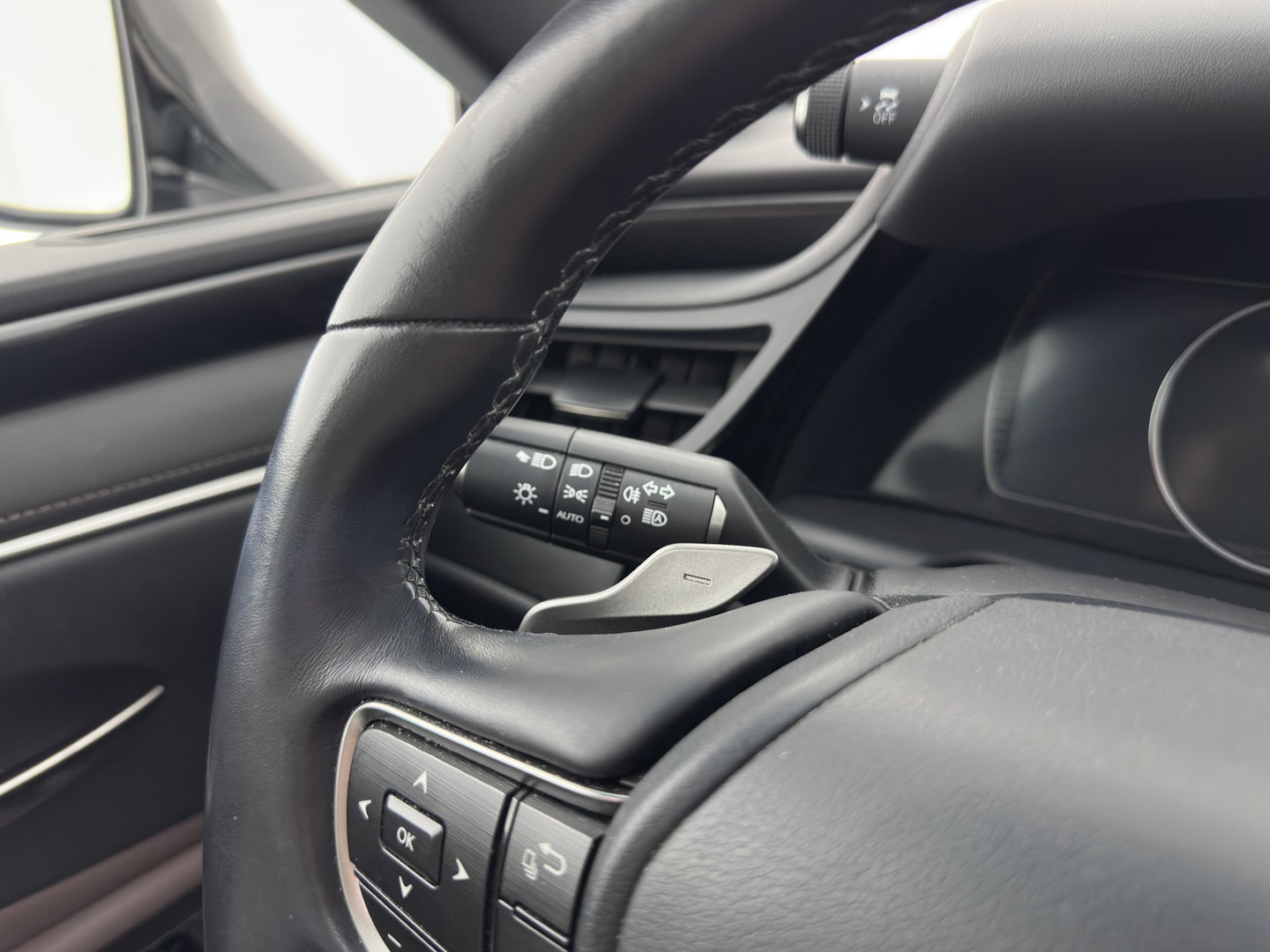Lexus ES 300h Business Line (INCL-BTW) Aut. *PANO | LEATHER | FULL-LED | ADAPTIVE-CRUISE | BLINDSPOT | KEYLESS | CAMERA | HEATED-COMFORTSEATS | NAVI-FULLMAP | PRIVACY-GLASS | DAB | DIGI-COCKPIT | SHIFTPADDLES | ECC | PD