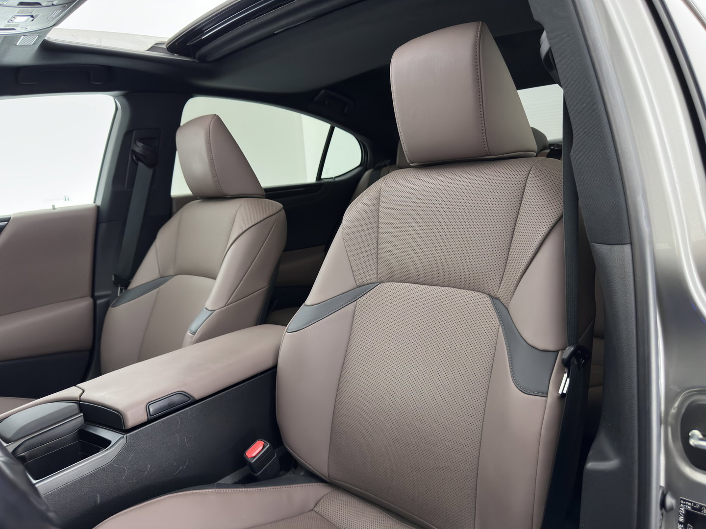 Lexus ES 300h Business Line (INCL-BTW) Aut. *PANO | LEATHER | FULL-LED | ADAPTIVE-CRUISE | BLINDSPOT | KEYLESS | CAMERA | HEATED-COMFORTSEATS | NAVI-FULLMAP | PRIVACY-GLASS | DAB | DIGI-COCKPIT | SHIFTPADDLES | ECC | PD