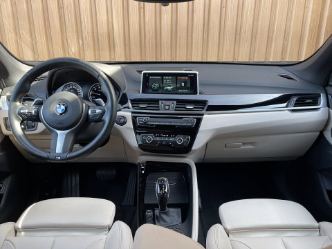 BMW X1 sDrive20i Orange Edition III | Dealer Onderhouden | Origineel Nederlands | NAP | Panoramadak | Harman Kardon | Rijmodus Regeling |  Camera Achter |