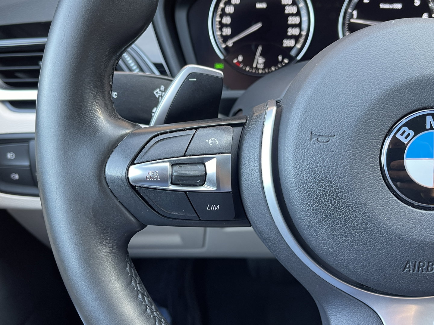 BMW X1 sDrive20i Orange Edition III | Dealer Onderhouden | Origineel Nederlands | NAP | Panoramadak | Harman Kardon | Rijmodus Regeling |  Camera Achter |