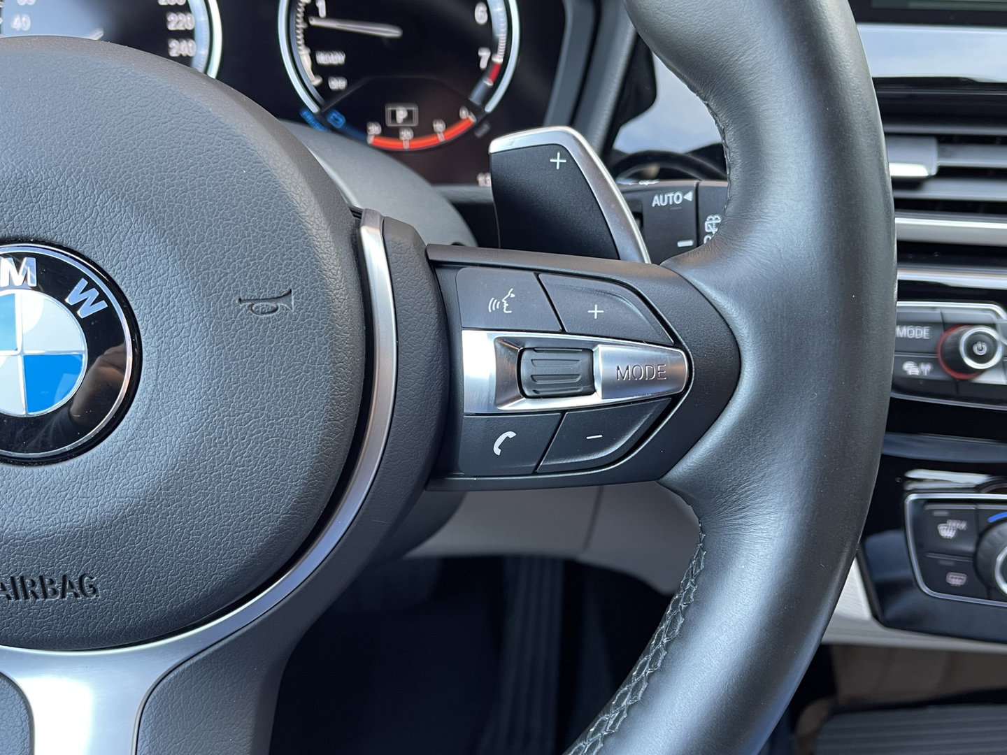 BMW X1 sDrive20i Orange Edition III | Dealer Onderhouden | Origineel Nederlands | NAP | Panoramadak | Harman Kardon | Rijmodus Regeling |  Camera Achter |