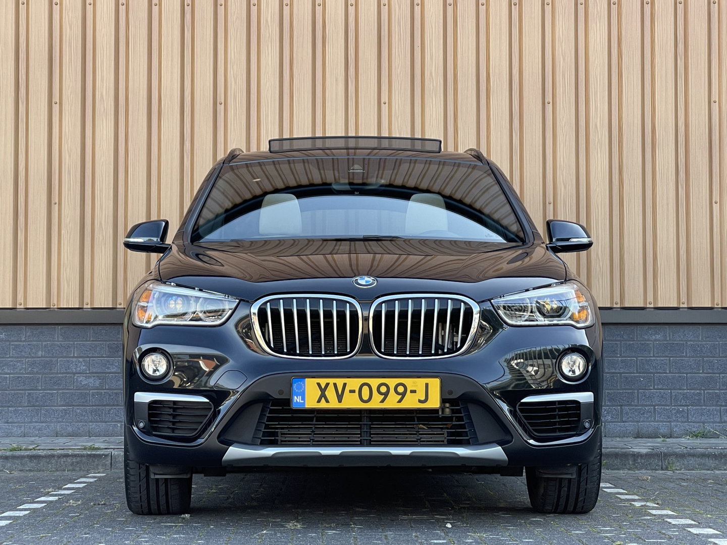 BMW X1 sDrive20i Orange Edition III | Dealer Onderhouden | Origineel Nederlands | NAP | Panoramadak | Harman Kardon | Rijmodus Regeling |  Camera Achter |