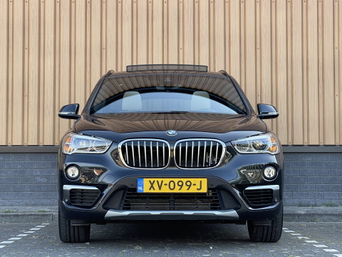 BMW X1 sDrive20i Orange Edition III | Dealer Onderhouden | Origineel Nederlands | NAP | Panoramadak | Harman Kardon | Rijmodus Regeling |  Camera Achter |