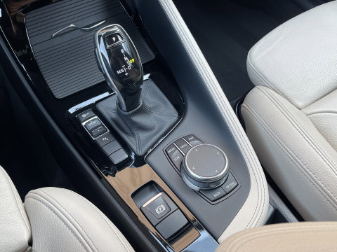 BMW X1 sDrive20i Orange Edition III | Dealer Onderhouden | Origineel Nederlands | NAP | Panoramadak | Harman Kardon | Rijmodus Regeling |  Camera Achter |