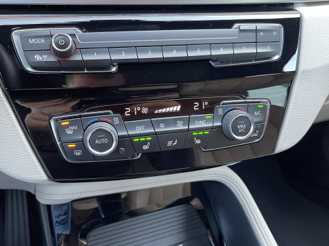 BMW X1 sDrive20i Orange Edition III | Dealer Onderhouden | Origineel Nederlands | NAP | Panoramadak | Harman Kardon | Rijmodus Regeling |  Camera Achter |