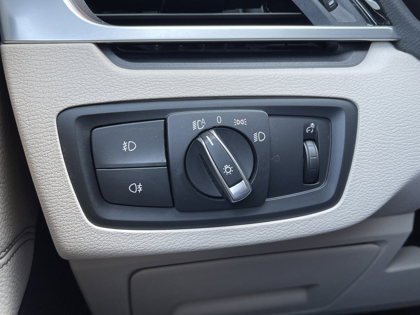 BMW X1 sDrive20i Orange Edition III | Dealer Onderhouden | Origineel Nederlands | NAP | Panoramadak | Harman Kardon | Rijmodus Regeling |  Camera Achter |