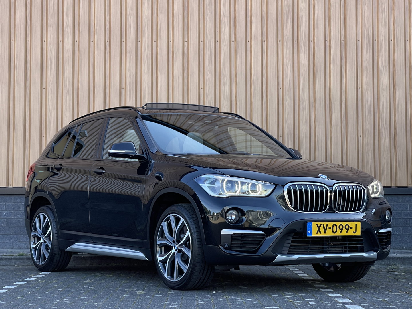 BMW X1 sDrive20i Orange Edition III | Dealer Onderhouden | Origineel Nederlands | NAP | Panoramadak | Harman Kardon | Rijmodus Regeling |  Camera Achter |