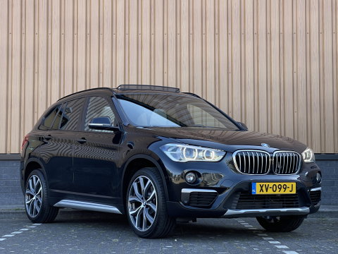 BMW X1 sDrive20i Orange Edition III | Dealer Onderhouden | Origineel Nederlands | NAP | Panoramadak | Harman Kardon | Rijmodus Regeling |  Camera Achter |