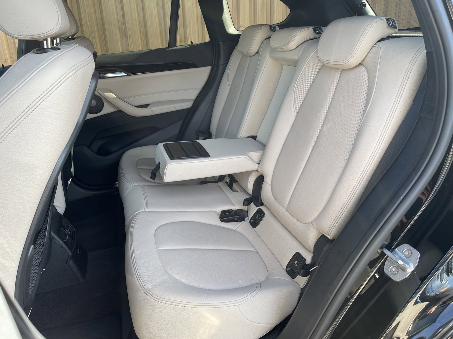 BMW X1 sDrive20i Orange Edition III | Dealer Onderhouden | Origineel Nederlands | NAP | Panoramadak | Harman Kardon | Rijmodus Regeling |  Camera Achter |