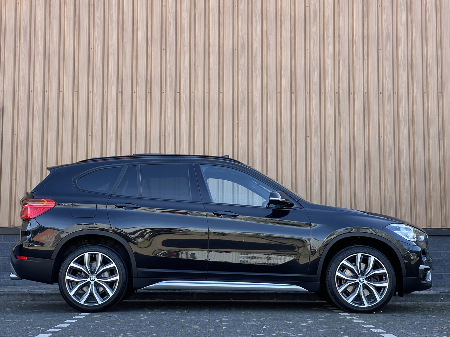 BMW X1 sDrive20i Orange Edition III | Dealer Onderhouden | Origineel Nederlands | NAP | Panoramadak | Harman Kardon | Rijmodus Regeling |  Camera Achter |