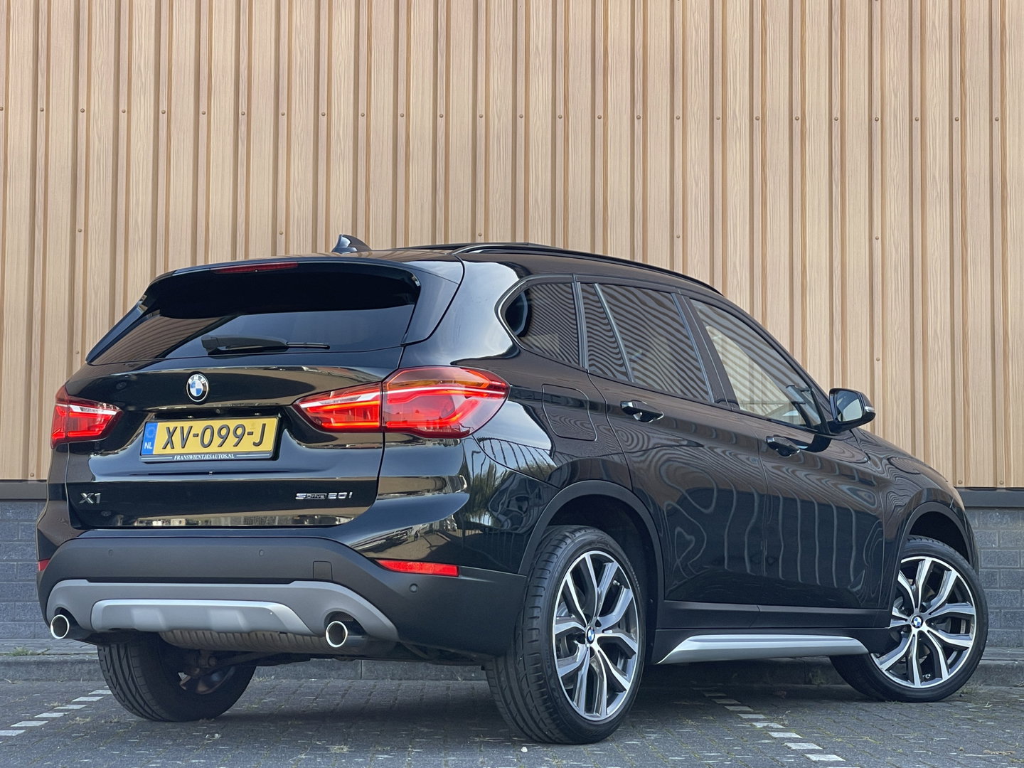BMW X1 sDrive20i Orange Edition III | Dealer Onderhouden | Origineel Nederlands | NAP | Panoramadak | Harman Kardon | Rijmodus Regeling |  Camera Achter |