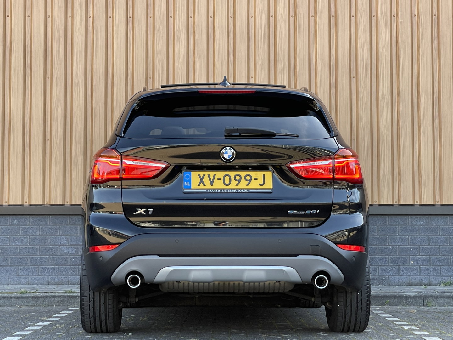 BMW X1 sDrive20i Orange Edition III | Dealer Onderhouden | Origineel Nederlands | NAP | Panoramadak | Harman Kardon | Rijmodus Regeling |  Camera Achter |