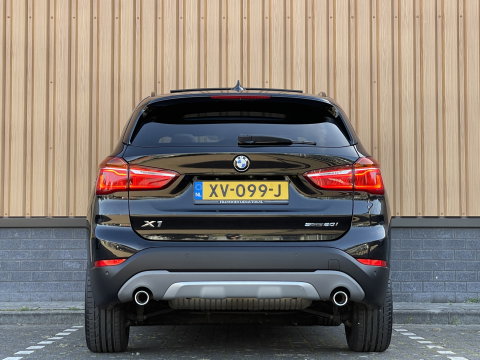 BMW X1 sDrive20i Orange Edition III | Dealer Onderhouden | Origineel Nederlands | NAP | Panoramadak | Harman Kardon | Rijmodus Regeling |  Camera Achter |