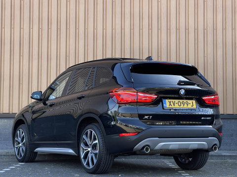 BMW X1 sDrive20i Orange Edition III | Dealer Onderhouden | Origineel Nederlands | NAP | Panoramadak | Harman Kardon | Rijmodus Regeling |  Camera Achter |