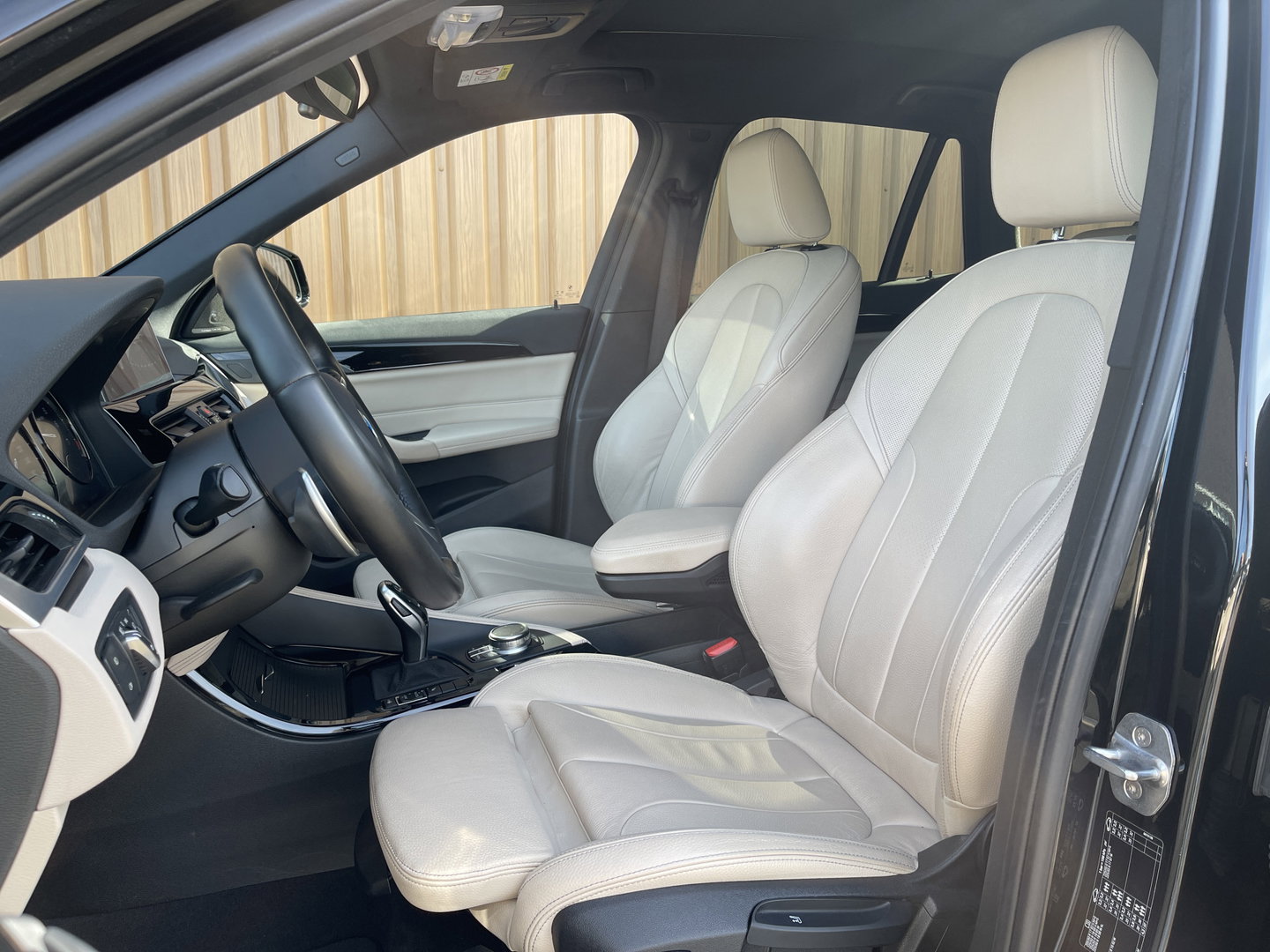 BMW X1 sDrive20i Orange Edition III | Dealer Onderhouden | Origineel Nederlands | NAP | Panoramadak | Harman Kardon | Rijmodus Regeling |  Camera Achter |
