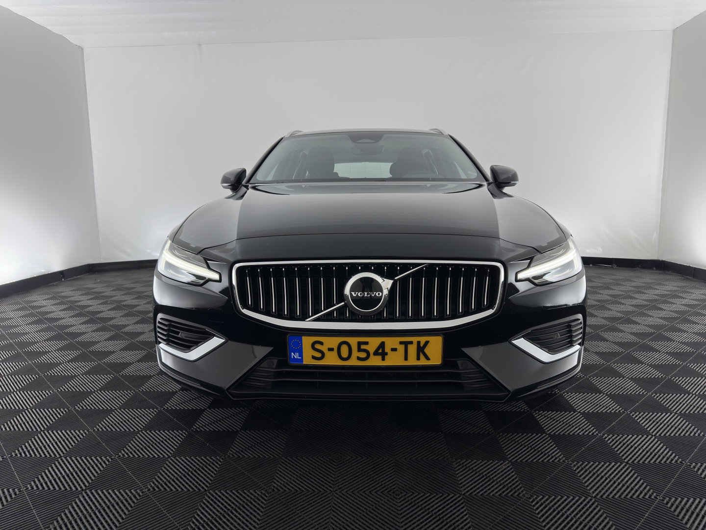 Volvo V60 2.0 T6 Plug-in hybrid AWD Core Bright (INCL-BTW) AUT | FULL-LED | DIGI-COCKPIT | CAMERA | HEATED-COMFORTSEATS | KEYLESS | DAB | PRIVACY-GLASS | CARPLAY | NAVI-FULLMAP | 18''ALU*