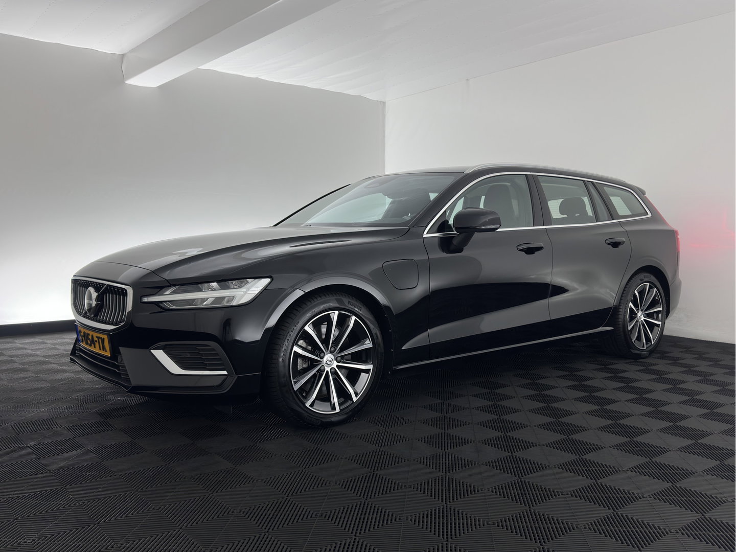 Volvo V60 2.0 T6 Plug-in hybrid AWD Core Bright (INCL-BTW) AUT | FULL-LED | DIGI-COCKPIT | CAMERA | HEATED-COMFORTSEATS | KEYLESS | DAB | PRIVACY-GLASS | CARPLAY | NAVI-FULLMAP | 18''ALU*